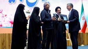 تقدیر از وزیر بهداشت در سومین رویداد جایزه ملی جوانی جمعیت